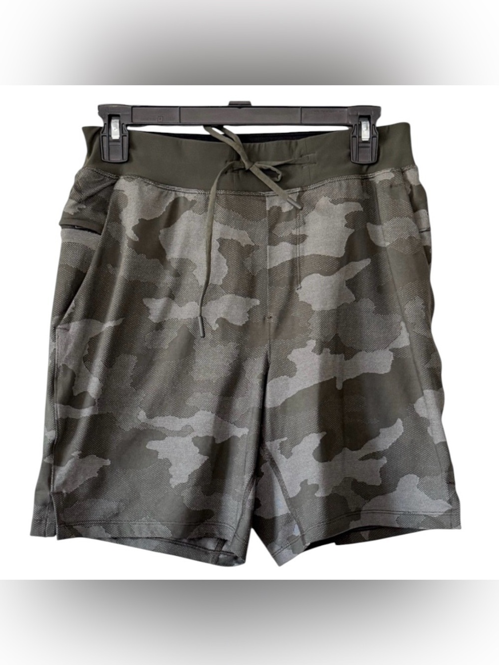 Lululemon men’s Small green camo 8”pocketed shorts